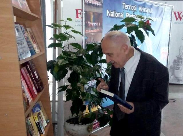 Богдан Стефанович обирає книгу